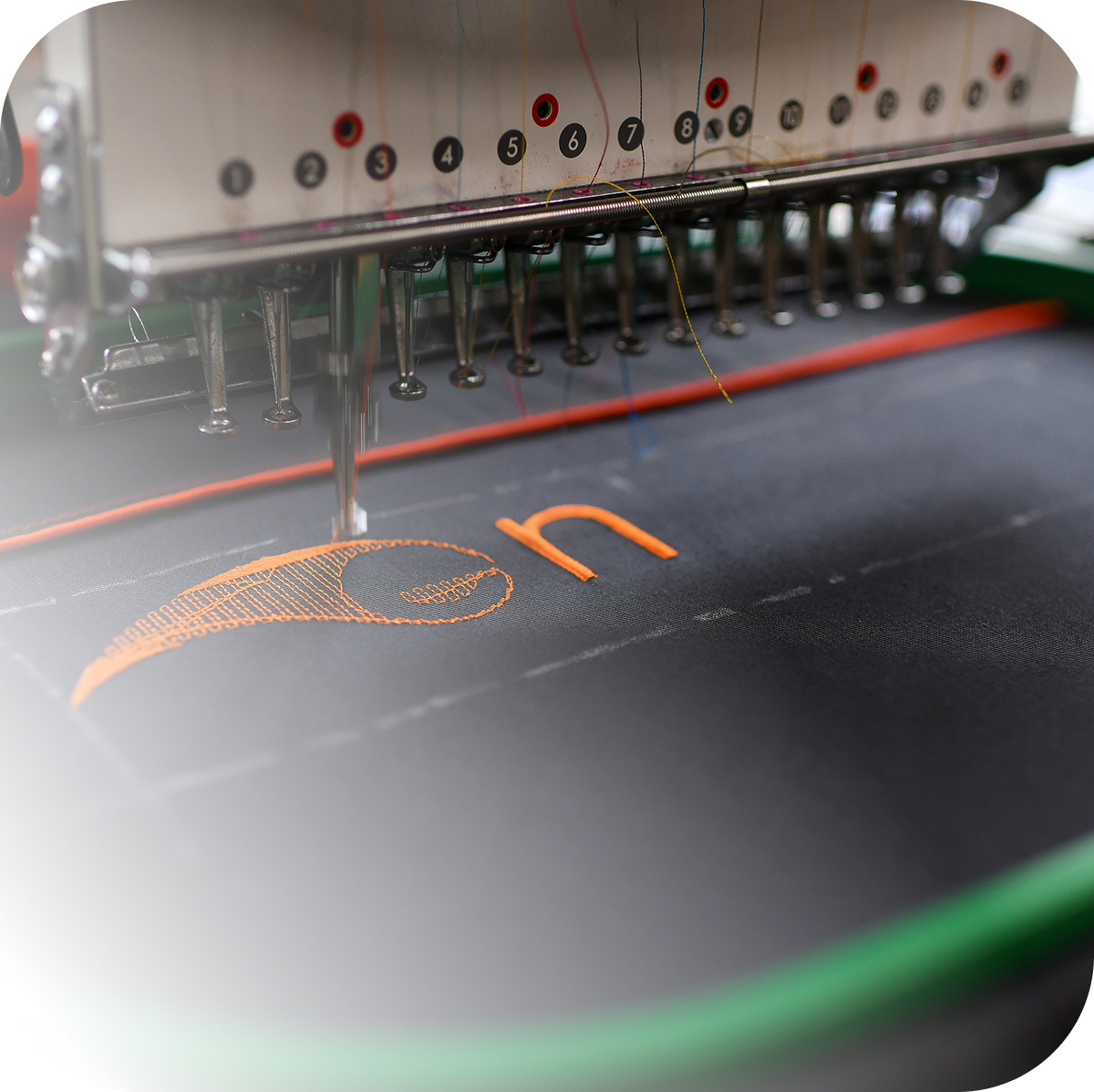 Maszyna do haftu komputerowego wykonująca personalizowany haft na odzieży reklamowej Berjan