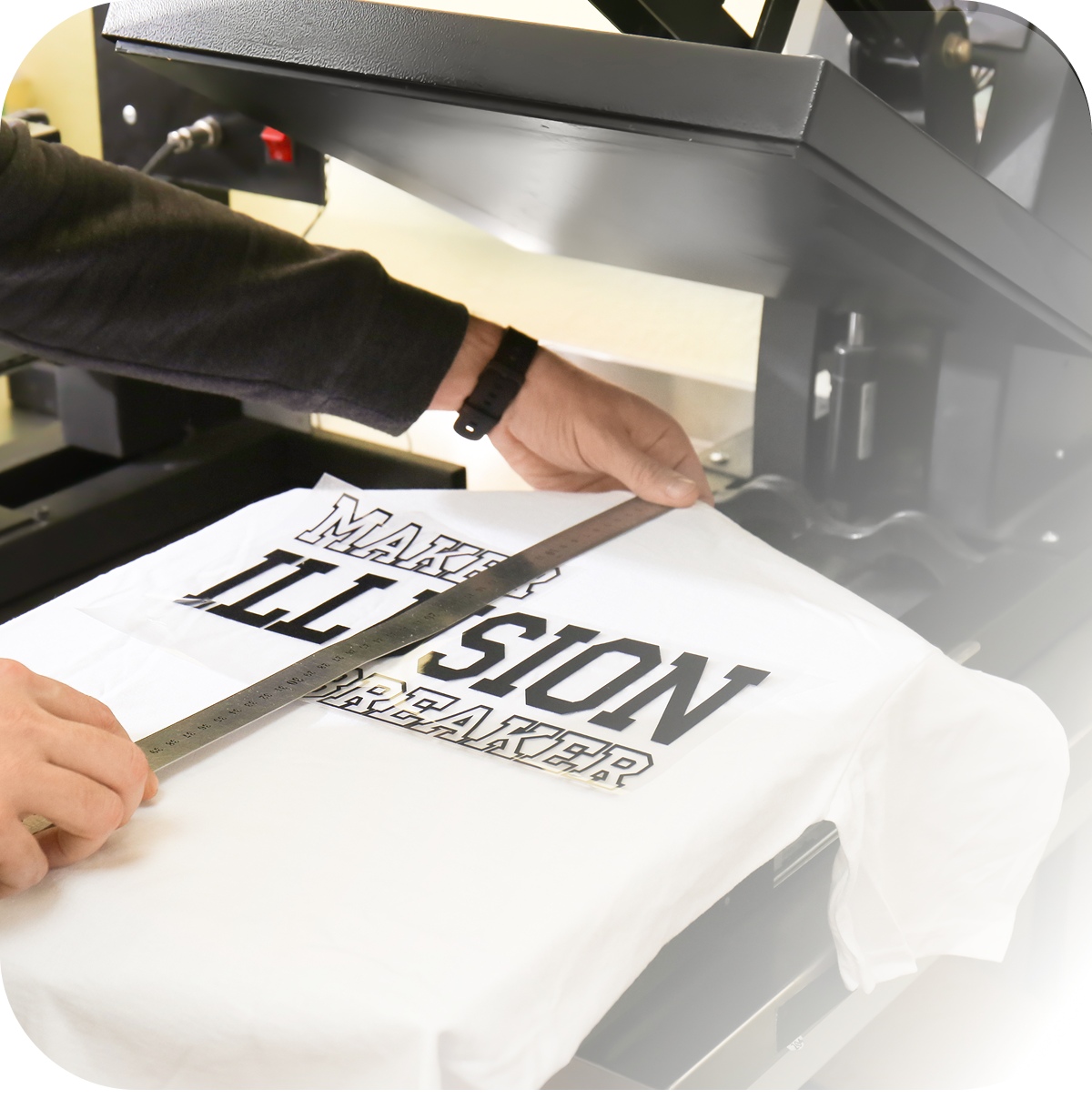 Proces nanoszenia nadruku na białą koszulkę reklamową Berjan w technologii termotransferu